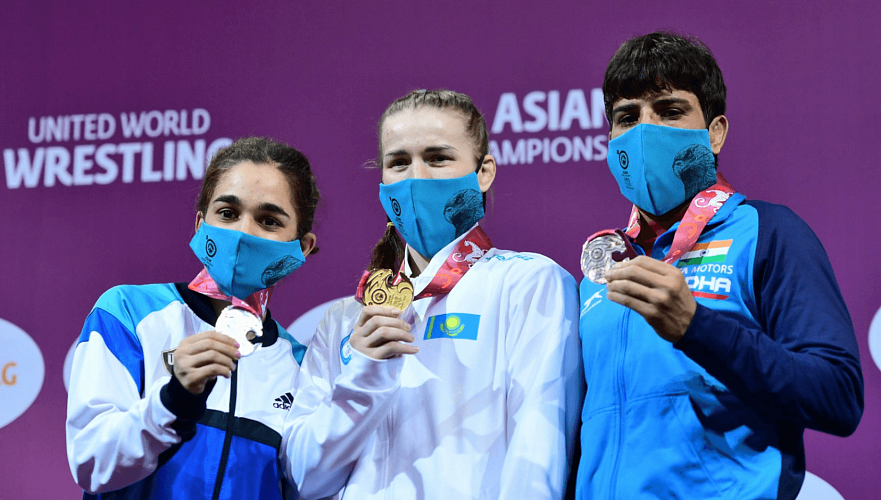 Сразу два «золота» выиграли казахстанки в первый день чемпионата Азии по женской борьбе