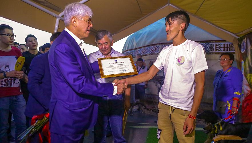 Мастер Нурлан Жартыбеков из Алматинской области установил мировой рекорд по вязанию