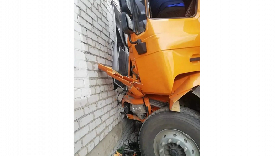 Водитель грузовика госпитализирован после наезда на двухэтажный дом в Экибастузе