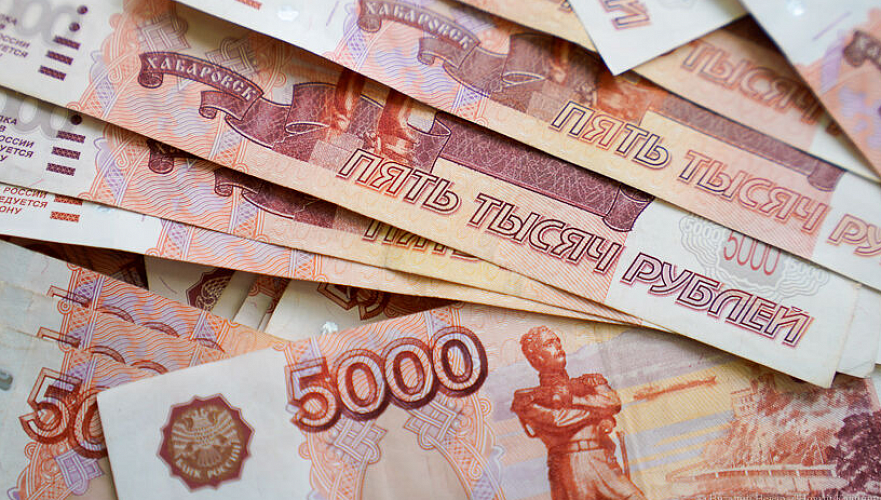 Почти в пять раз меньше купили казахстанцы российских рублей в апреле