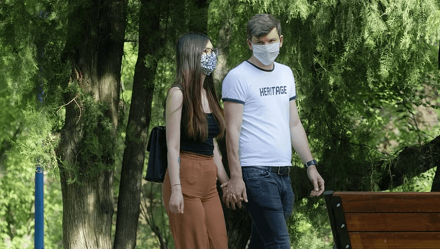 Казахстанцев обязали носить маски на улицах 