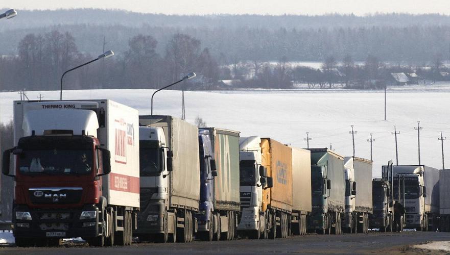 Очередь из 140 грузовиков скопилась у КПП на границе Казахстана и Кыргызстана