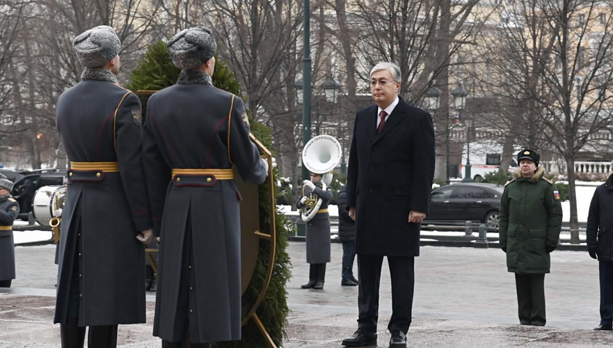 Токаев возложил цветы к памятнику-мемориалу «Могила неизвестного солдата»
