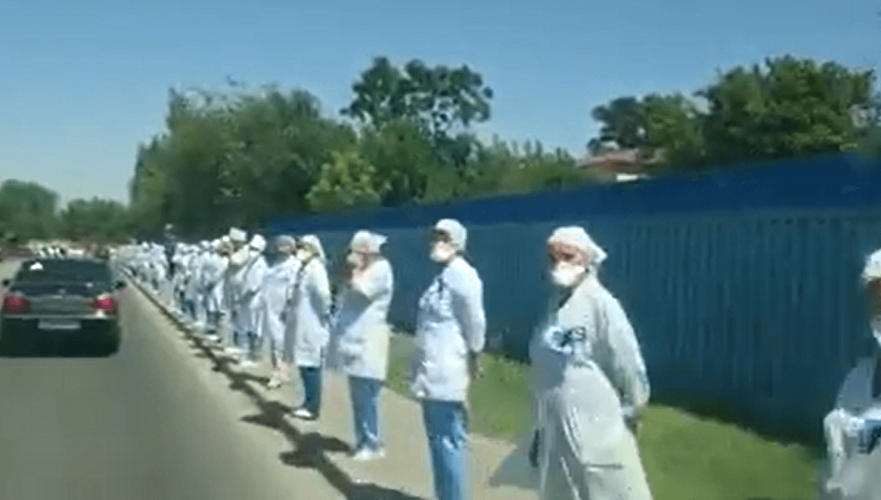 Шымкентских врачей выстроили на «флеш-моб» вдоль улиц во время минуты молчания (видео)