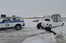 Застрявший лимузин с новорожденным помогли вызволить полицейские в Павлодарской области