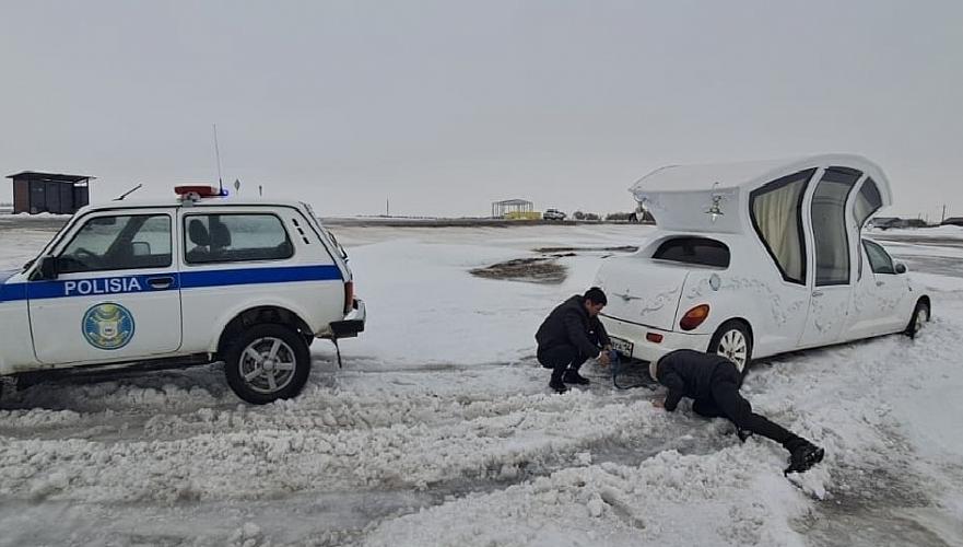 Застрявший лимузин с новорожденным помогли вызволить полицейские в Павлодарской области