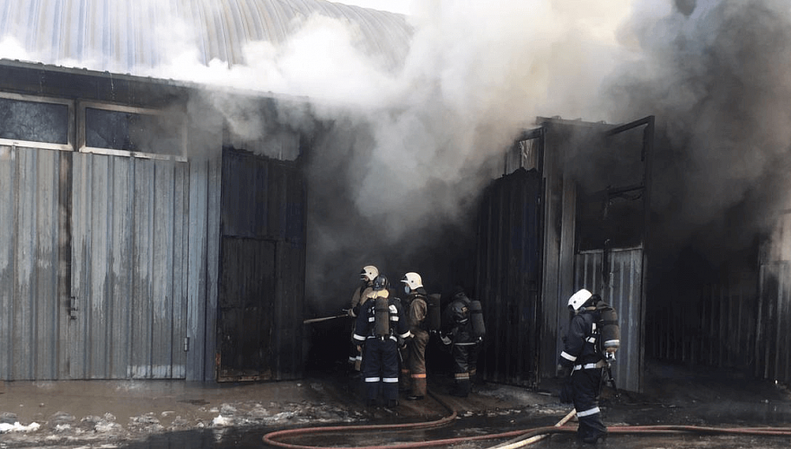 Пожар в ангаре тушат по повышенному рангу вызова в одной из центральных частей Алматы