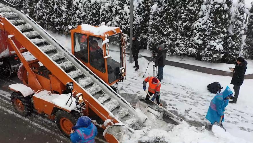 Круглосуточную уборку снега начали в Алматы