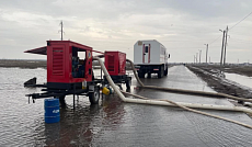 Вода перелилась через дорогу из-за таяния снега в ЗКО