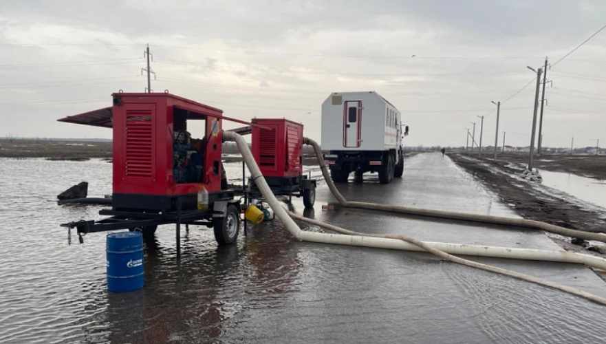 Вода перелилась через дорогу из-за таяния снега в ЗКО