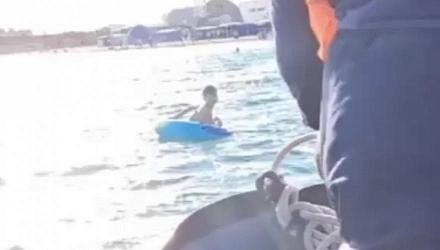 10-year-old child on inflatable ring carried hundreds of meters from shore into the Caspian Sea 
