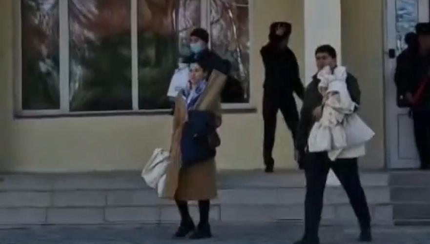 Члены избиркома в Алматы увезли из участка мешки с бюллетенями – кандидат