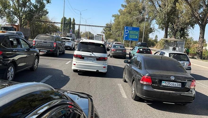 Водители жалуются на пробки у «Алтын Орды» из-за самовольно накатанного разворота под Алматы