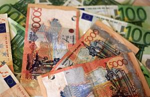 Тенге в сентябре ослаб по отношению почти ко всем валютам
