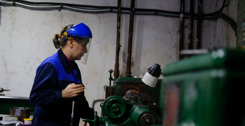 Сенат одобрил поправки по допуску женщин к тяжелым и опасным работам в Казахстане