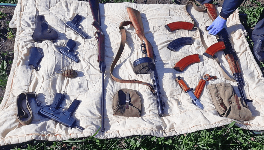 Боевой пистолет с глушителем, автоматы и другое оружие изъяли у жителя Риддера