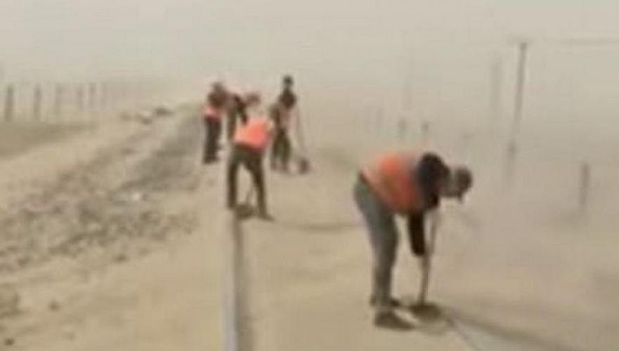 Железднодорожные пути занесло песком из-за пыльной бури в Бейнеуском районе 